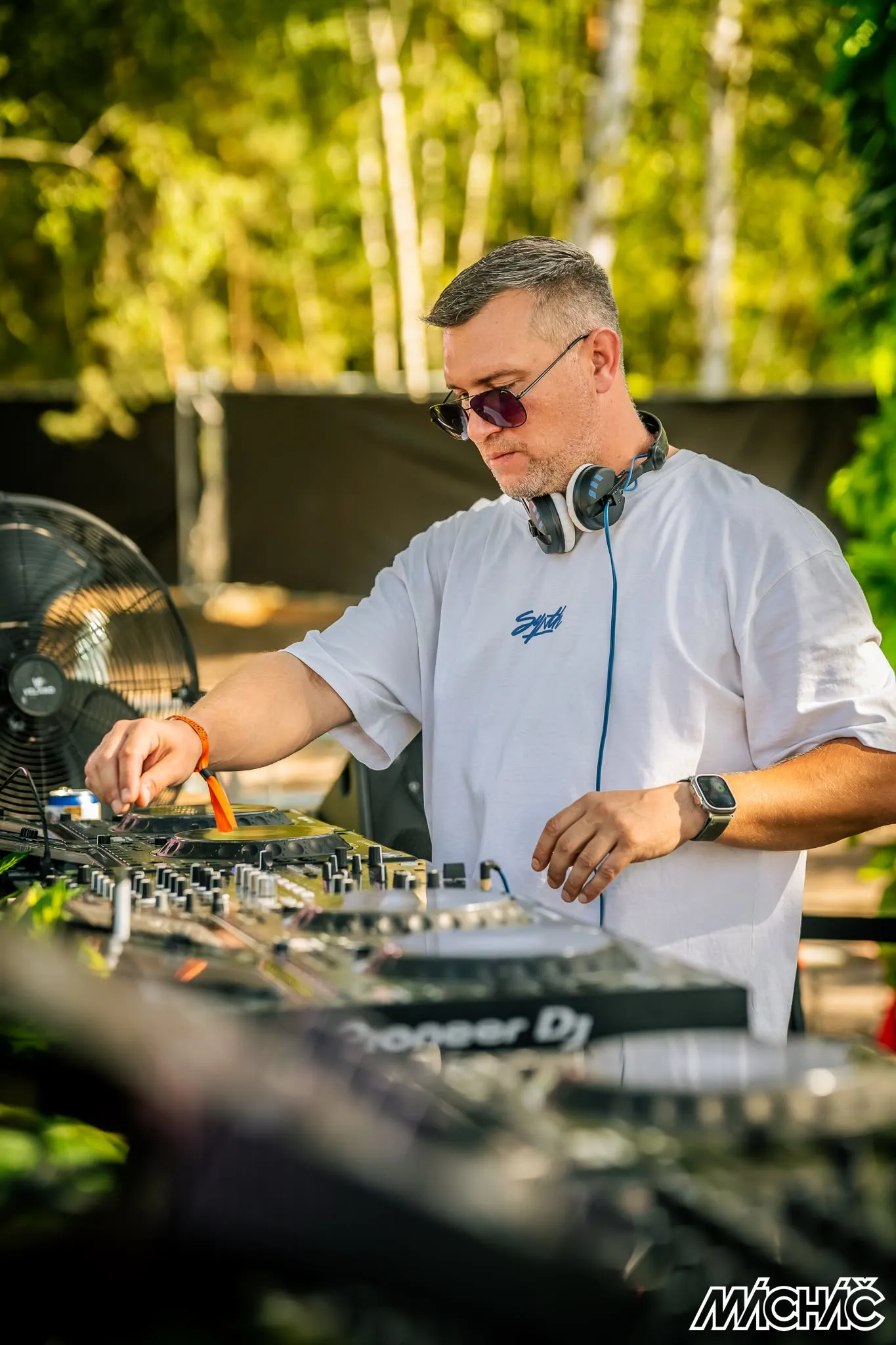 Ian Kita mixing on Pioneer decks in the sun at Mácháč 2026