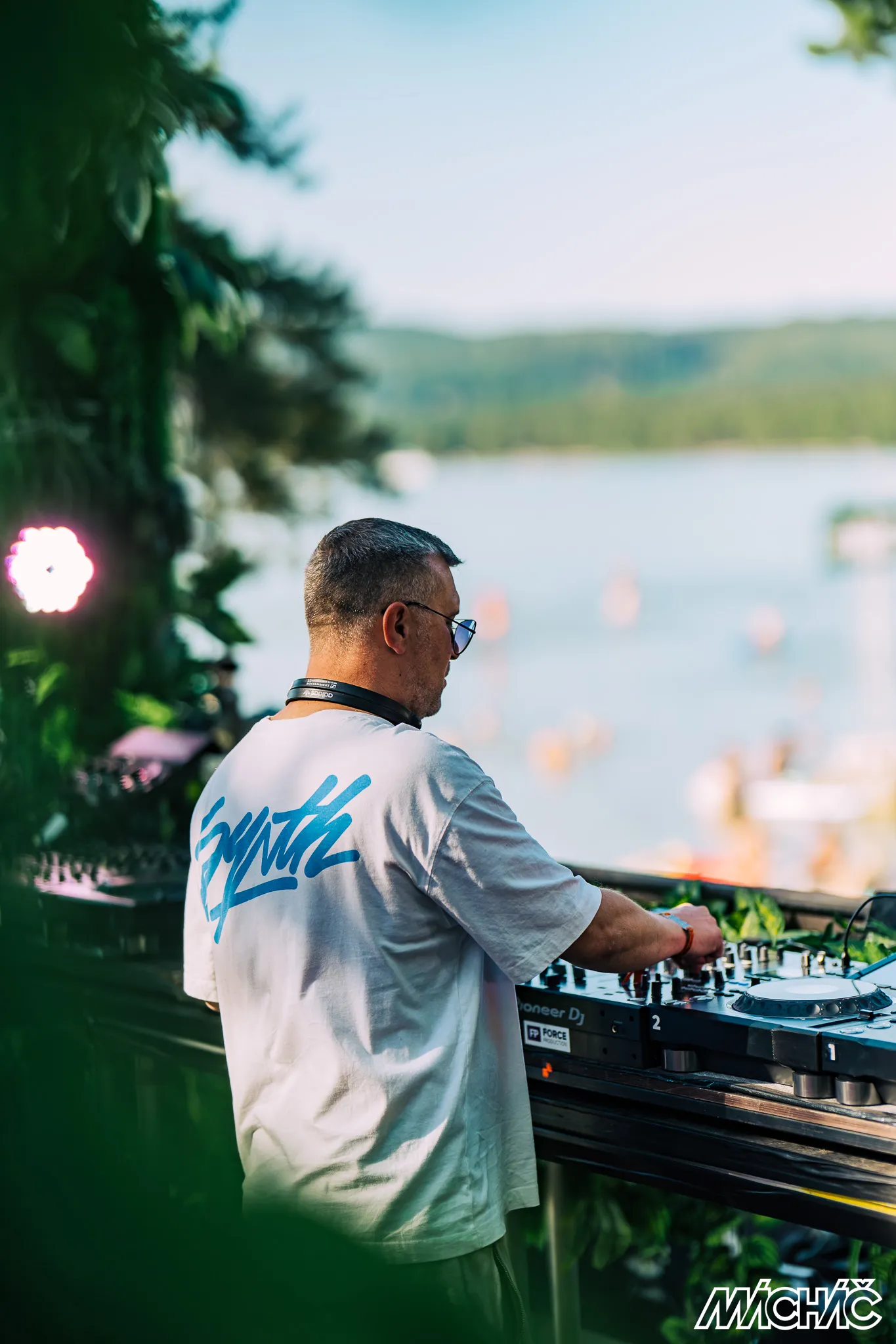Ian Kita playing above the lake at Mácháč 2026